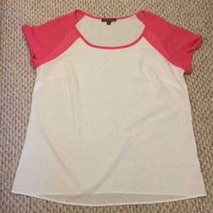 Whit and pink tee